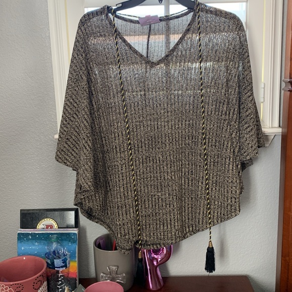 Romeo & Juliet cape shirt! Size Small new without tags - Picture 2 of 3